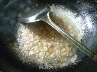 花生米炒腊鸡腿的做法步骤：5