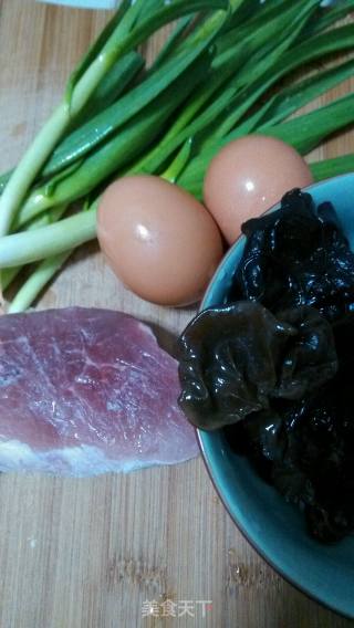 青蒜黄金肉的做法步骤：1