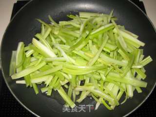芹菜炒鱿鱼的做法步骤：4