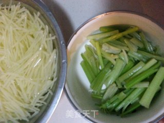 辣炒土豆丝的做法步骤：2