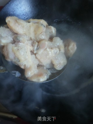葱炒花蛤肉的做法步骤：2