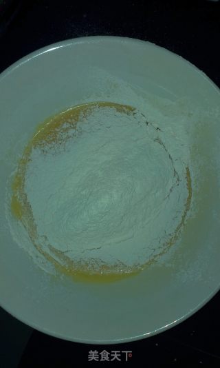 奶香提子戚风蛋糕卷的做法步骤：4