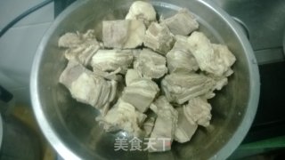 焖羊肋骨，冬天羊肉最适合的做法步骤：1