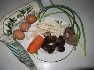 五彩牛肉面的做法步骤：1