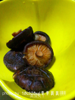 美丽维生素：香菇扣菜胆的做法步骤：1