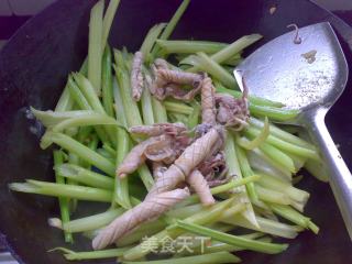 土鱿炒香芹的做法步骤：6