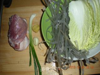 白菜猪肉炖粉条的做法步骤：1