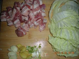 白菜猪肉炖粉条的做法步骤：2