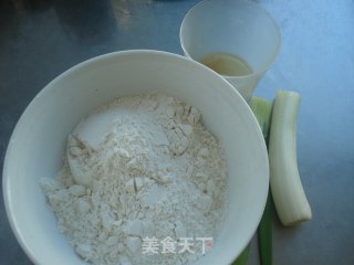烫面葱花饼的做法步骤：1