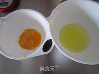 柔软的一塌糊涂--详解7寸戚风制作的做法步骤：1