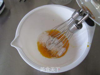 柔软的一塌糊涂--详解7寸戚风制作的做法步骤：3