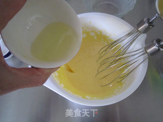 柔软的一塌糊涂--详解7寸戚风制作的做法步骤：4