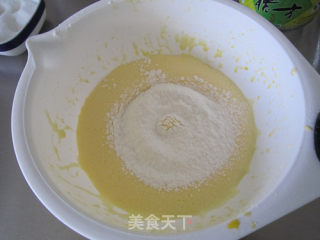 柔软的一塌糊涂--详解7寸戚风制作的做法步骤：6