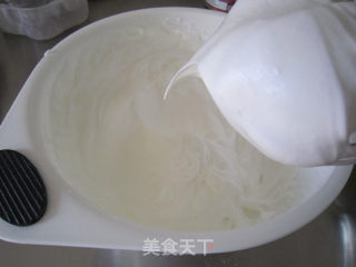 柔软的一塌糊涂--详解7寸戚风制作的做法步骤：9