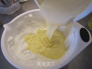 柔软的一塌糊涂--详解7寸戚风制作的做法步骤：11