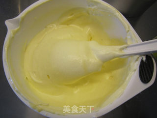 柔软的一塌糊涂--详解7寸戚风制作的做法步骤：12