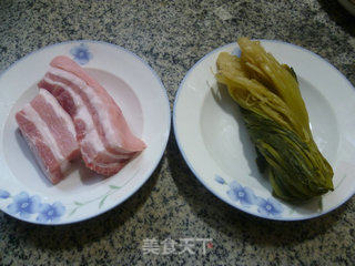 咸菜炒五花肉的做法步骤：1