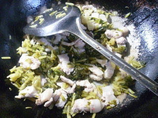 咸菜炒五花肉的做法步骤：6