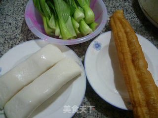 青菜油条年糕汤的做法步骤：1