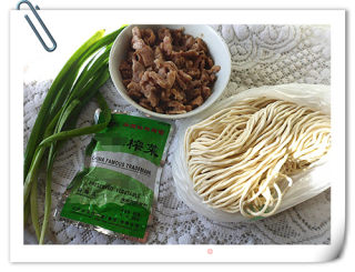 虾干榨菜肉丝面的做法步骤：1