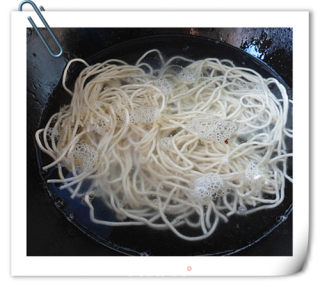 虾干榨菜肉丝面的做法步骤：7