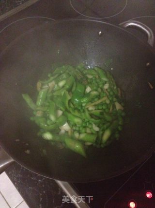 芦笋，青豆炒龙虾的做法步骤：2