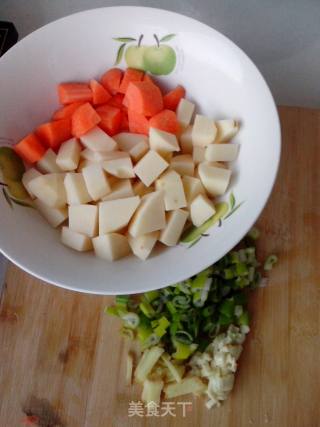 土豆香菇炖鸡架的做法步骤：1