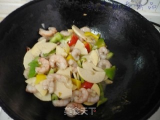 彩椒冬笋炒虾仁的做法步骤：7
