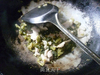 咸菜五花肉炒年糕的做法步骤：6