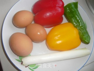 彩椒炒蛋的做法步骤：1