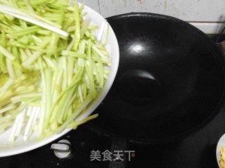 蒜黄炒鸡蛋的做法步骤：2