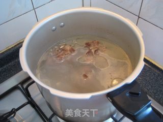 羊蝎子炖萝卜的做法步骤：1