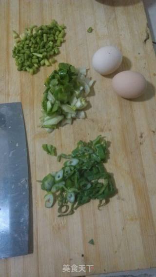 美味蛋炒饭的做法步骤：2