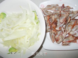 圆葱炒猪脆骨的做法步骤：1