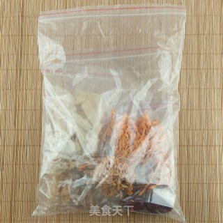 虫草花花胶炖鸡脚的做法步骤：1