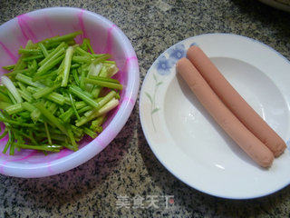 火腿肠炒芹菜的做法步骤：1