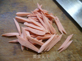 火腿肠炒芹菜的做法步骤：2