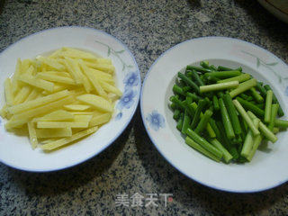 蒜薹炒土豆的做法步骤：1