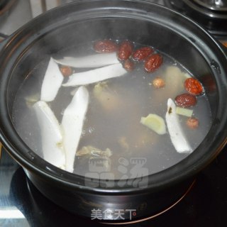 红莲淮山鸡汤的做法步骤：4