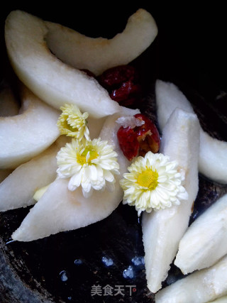菊花红枣枸杞炖雪梨的做法步骤：5