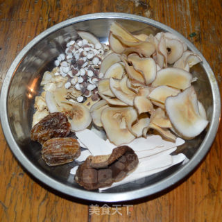 花旗参海底椰煲鸡的做法步骤：1