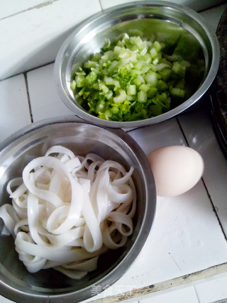 芹菜鸡蛋炒河粉的做法步骤：1