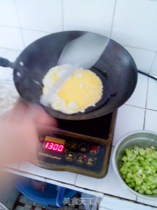 芹菜鸡蛋炒河粉的做法步骤：2