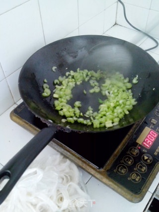 芹菜鸡蛋炒河粉的做法步骤：3