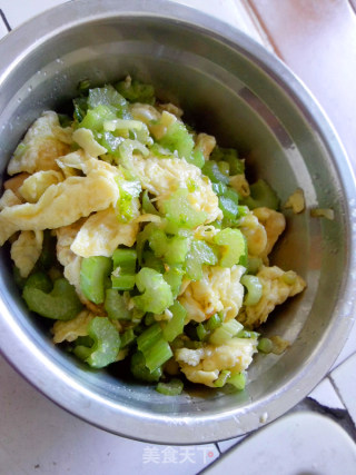 芹菜鸡蛋炒河粉的做法步骤：4
