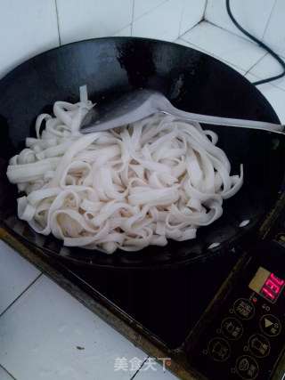 芹菜鸡蛋炒河粉的做法步骤：5