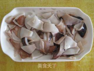 酸菜炒鱿鱼的做法步骤：2