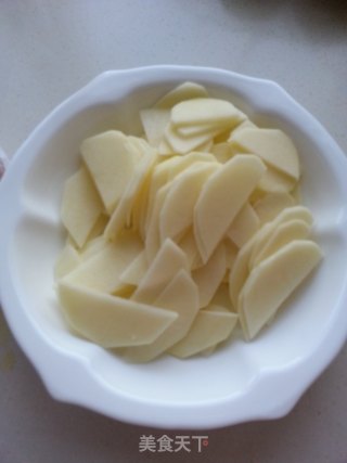土豆片炖千张的做法步骤：1