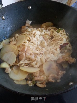 土豆片炖千张的做法步骤：12