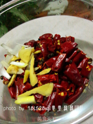 鲜香开胃：辣子鸭块的做法步骤：2